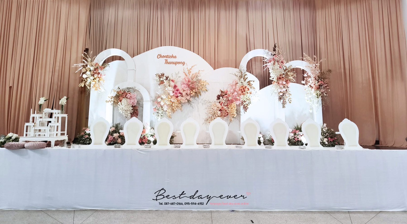 ดอกไม้จัดงานแต่งไทยเข้ากับสีน้ำตาลอ่อน