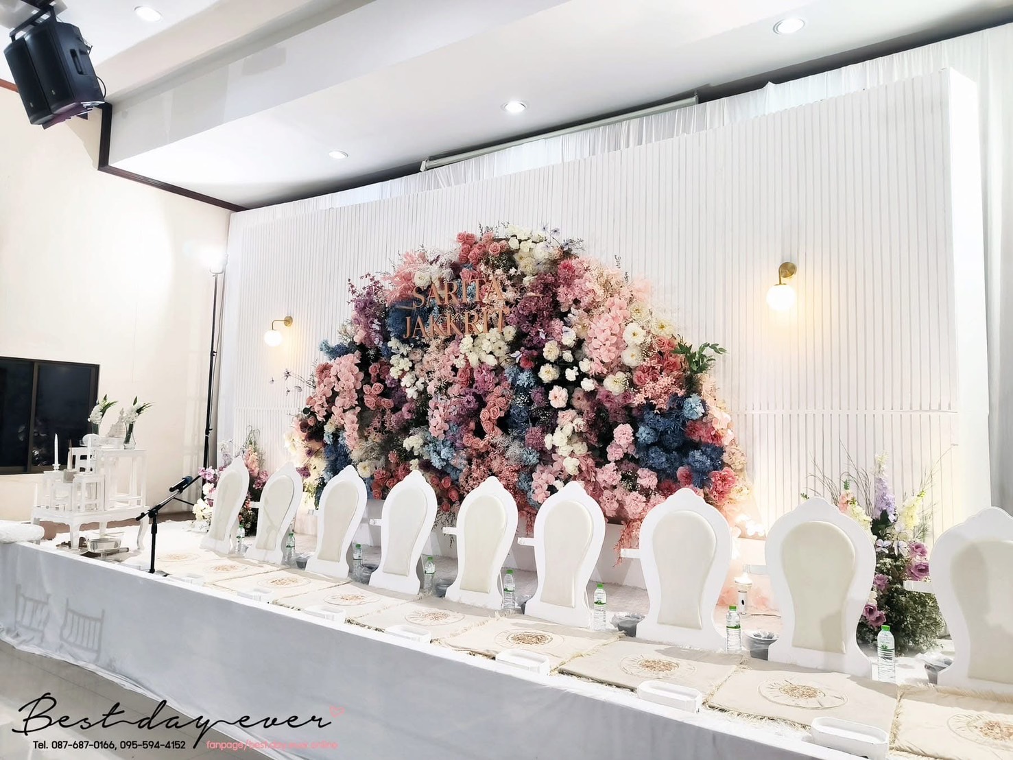 ฉากพิธีสงฆ์กับช่อดอกไม้ขนาดใหญ่