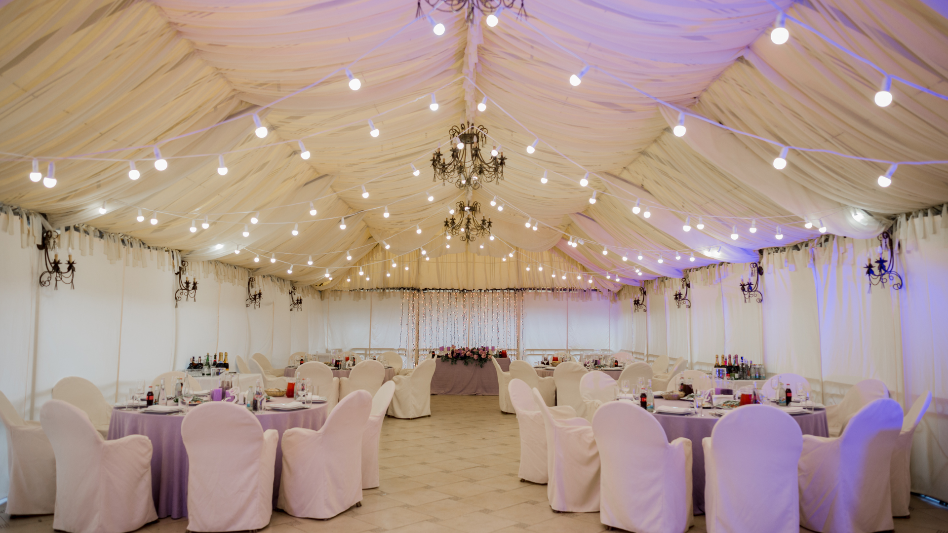 ตกแต่งเต็นท์งานแต่งด้วยผ้าคลุมมิดชิด