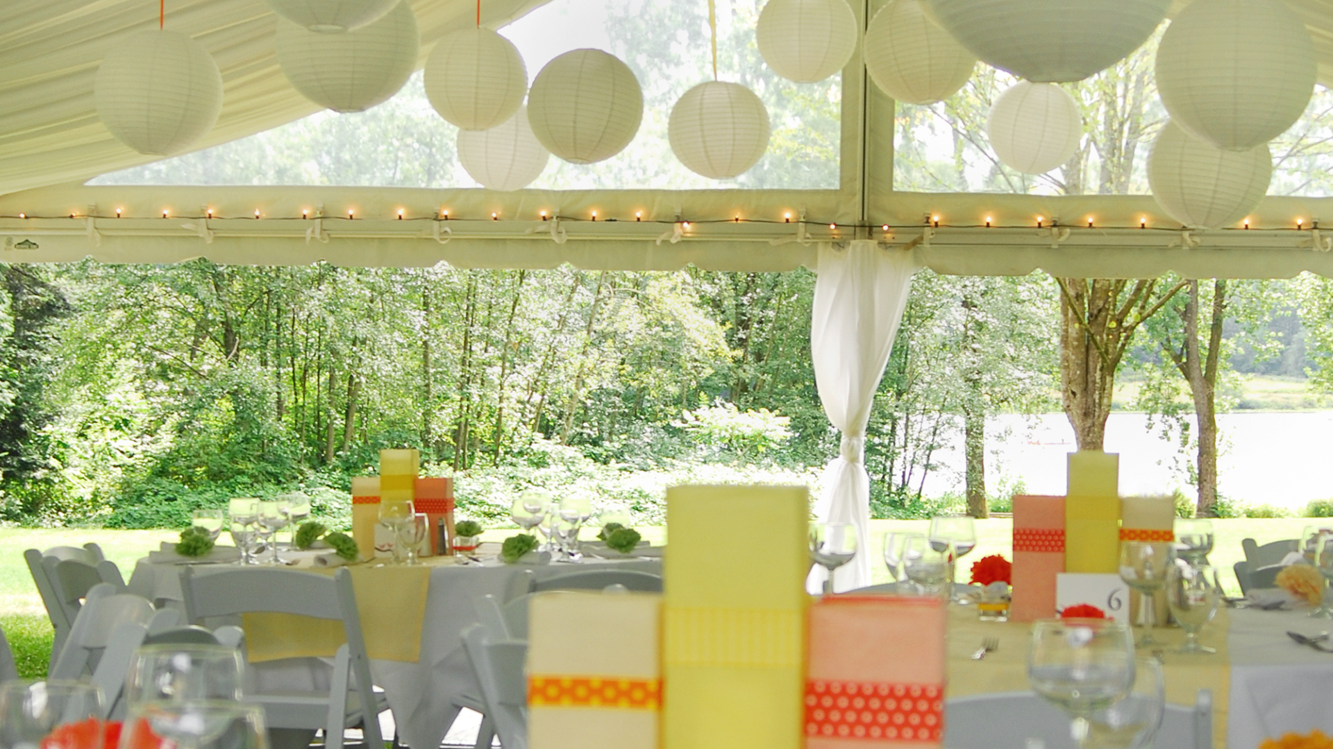 ตกแต่งเต็นท์งานแต่งด้วยโคมไฟทรงกลม