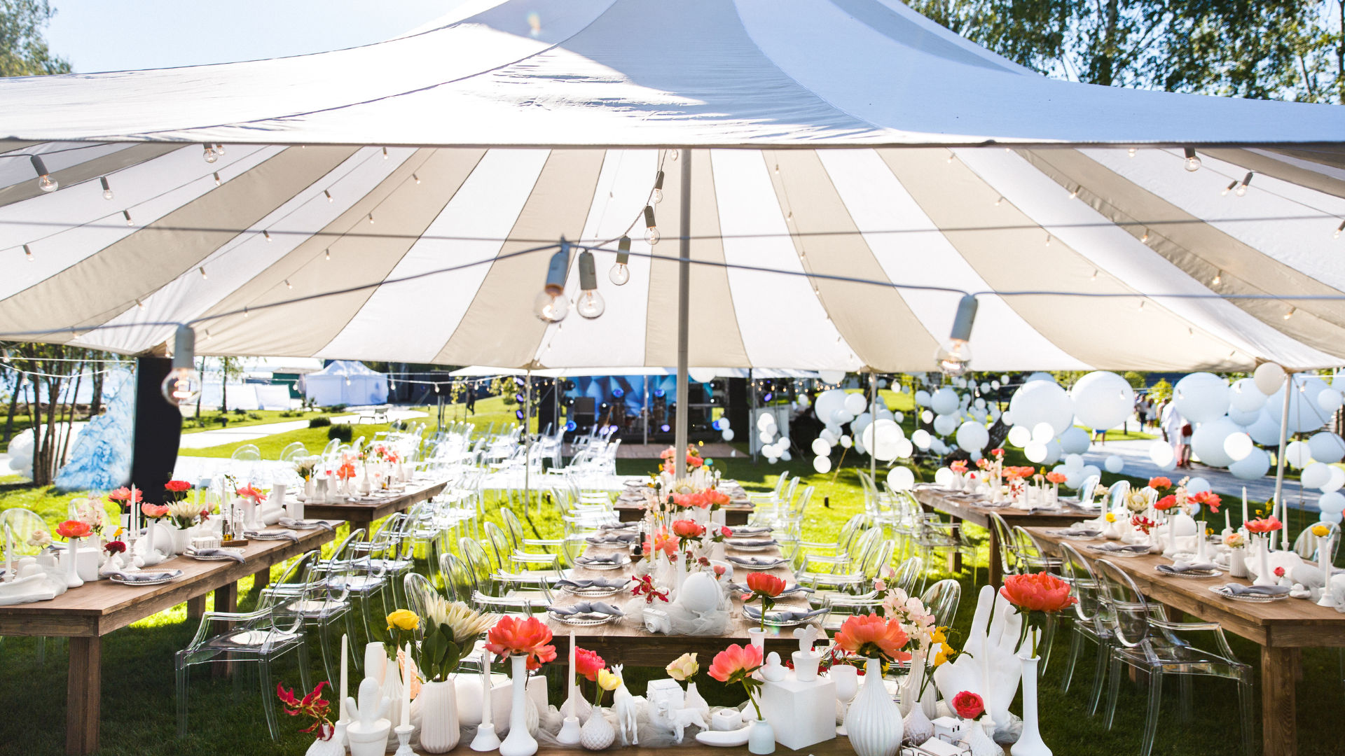 ตกแต่งเต็นท์งานแต่งด้วยแจกันดอกไม้สด