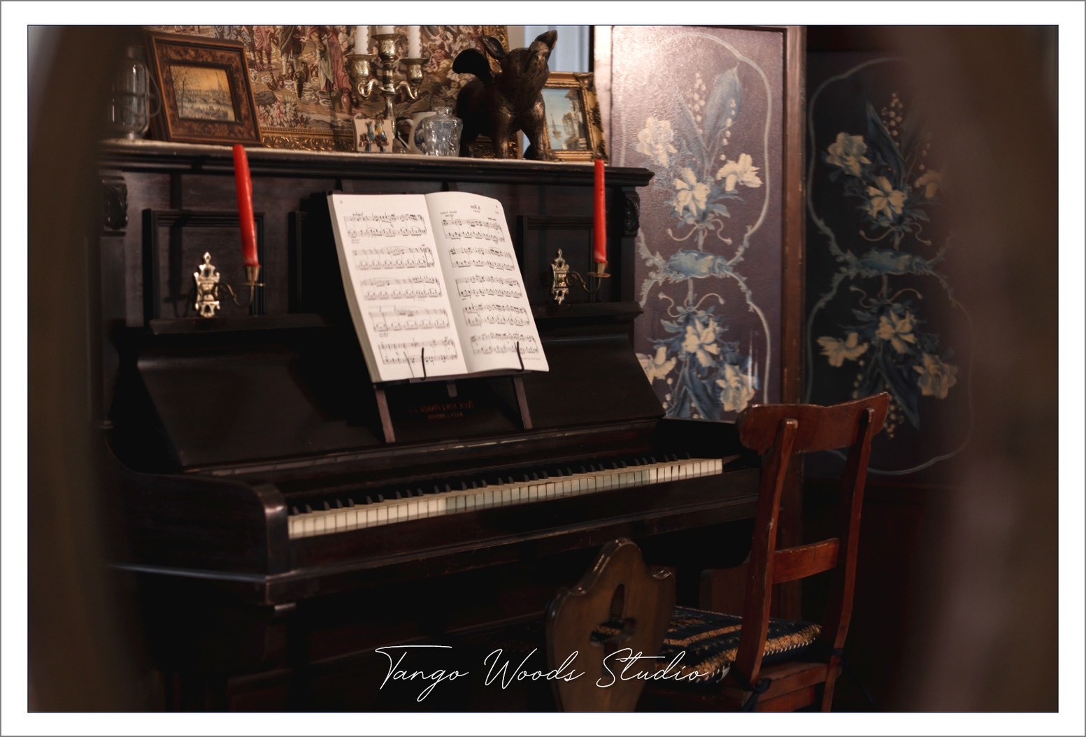 เปียโนในห้องนั่งเล่น Tango Woods Studio