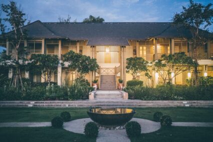 หอมกลิ่นความรักกับสถานที่จัดงานแต่งในความทรงจำติดริมทะเลที่เล่าขานเรื่องราวสุดอบอุ่นมากว่า 100 ปี ณ CHARRAS Bhawan Hotel & Residences