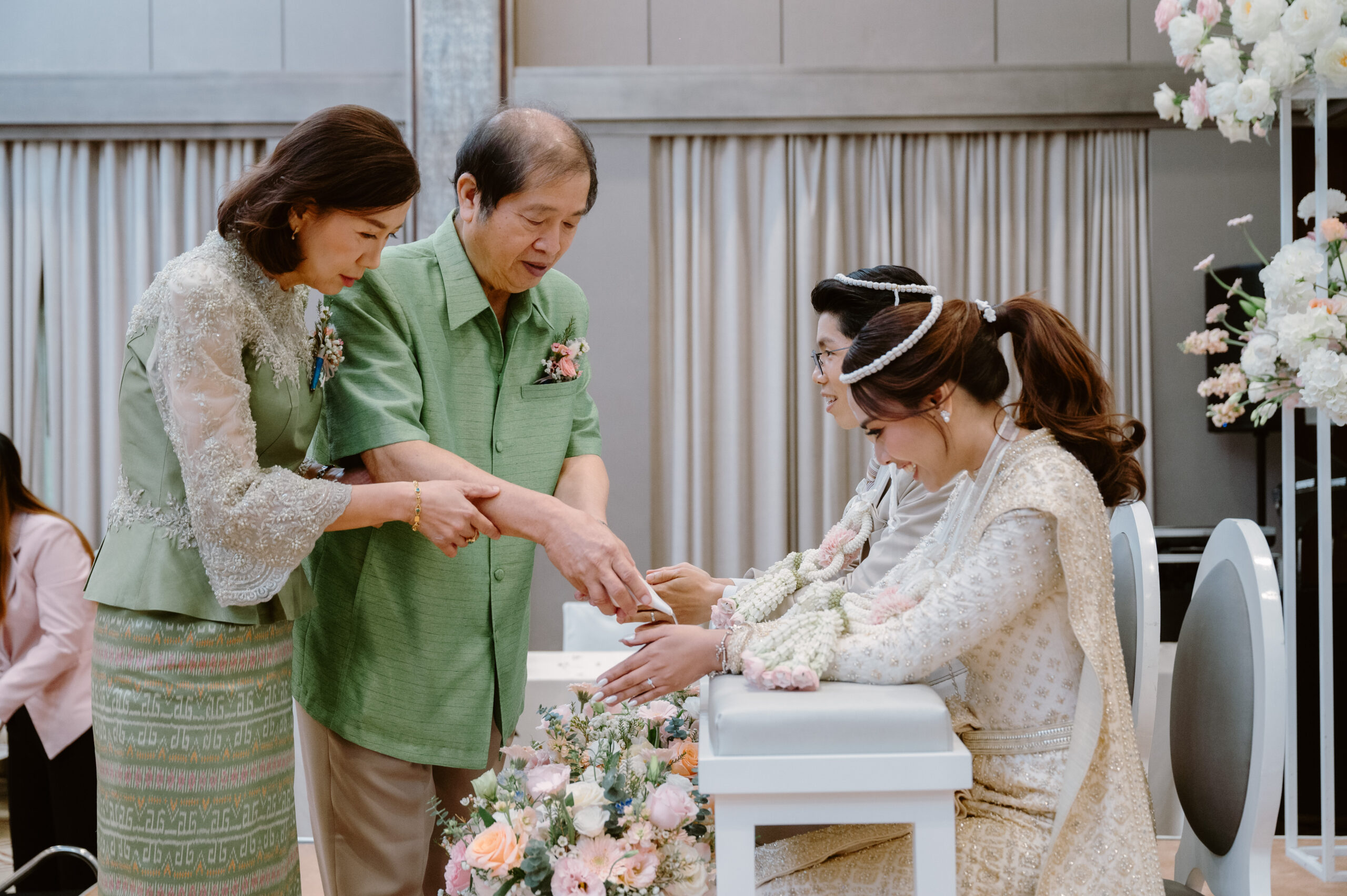 พิธีรดน้ำสังข์ รีวิวแต่งงานที่คู่บ่าวสาวตั้งใจคัดสรรทุกอย่างด้วยตัวเอง ณ Anantara Riverside Bangkok Resort & Avani+ Riverside Bangkok Hotel