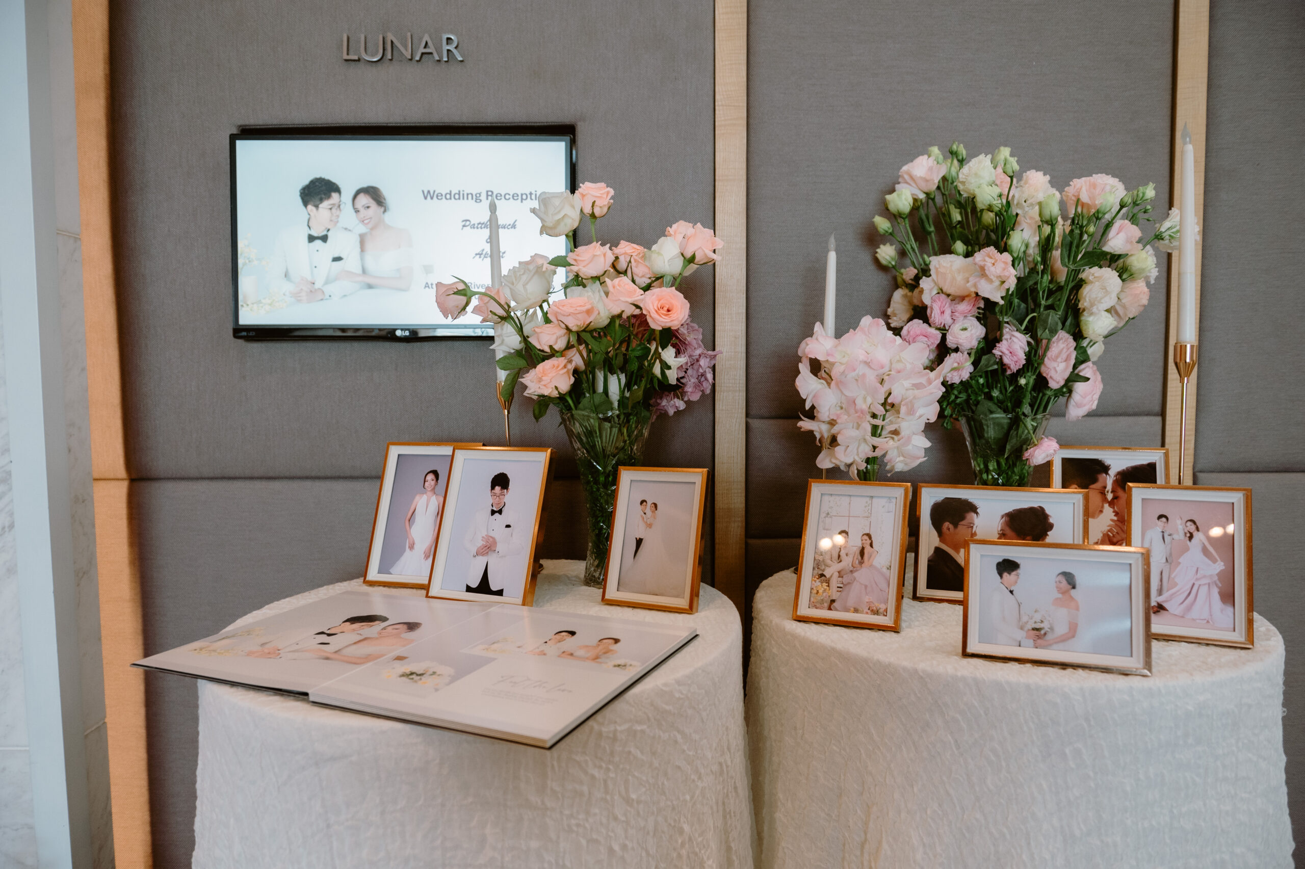 โต๊ะต้อนรับแขก รีวิวแต่งงานที่คู่บ่าวสาวตั้งใจคัดสรรทุกอย่างด้วยตัวเอง ณ Anantara Riverside Bangkok Resort & Avani+ Riverside Bangkok Hotel