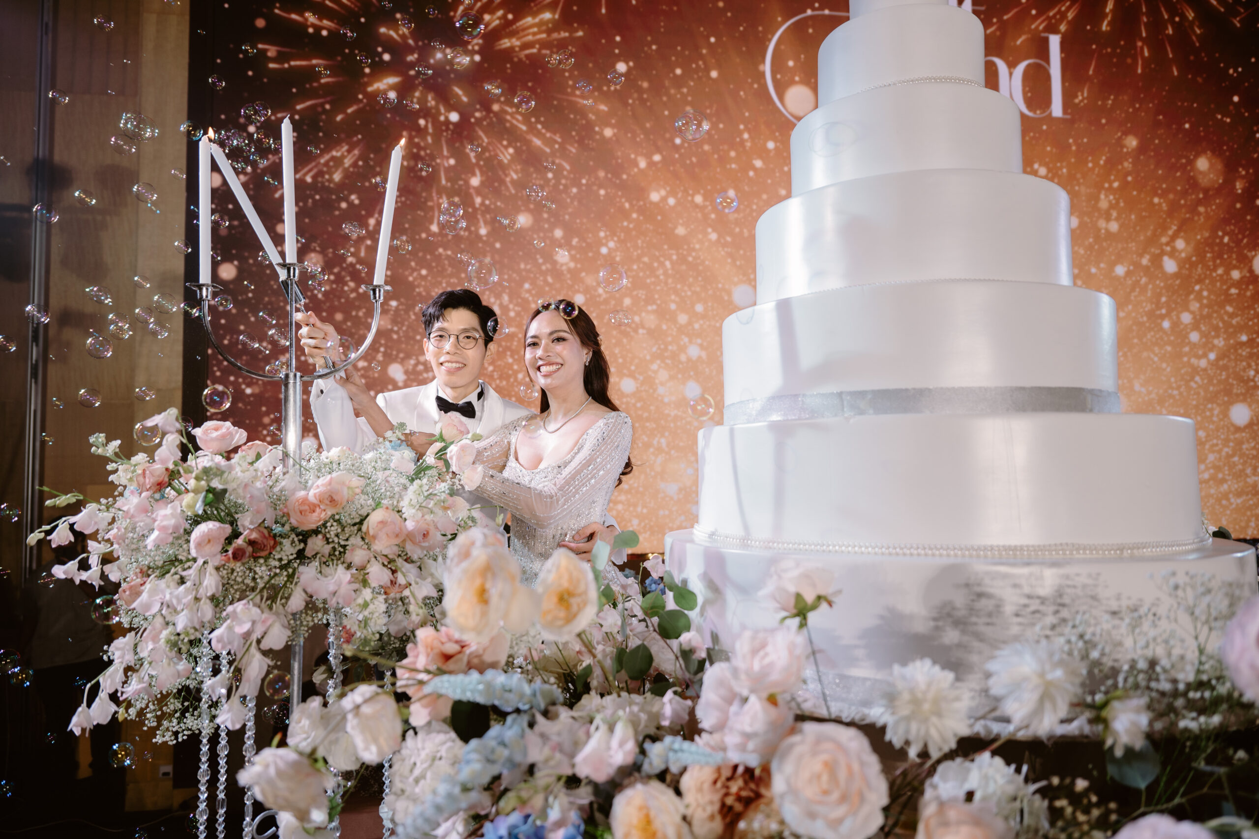 ตัดเค้กงานแต่ง รีวิวแต่งงานที่คู่บ่าวสาวตั้งใจคัดสรรทุกอย่างด้วยตัวเอง ณ Anantara Riverside Bangkok Resort & Avani+ Riverside Bangkok Hotel